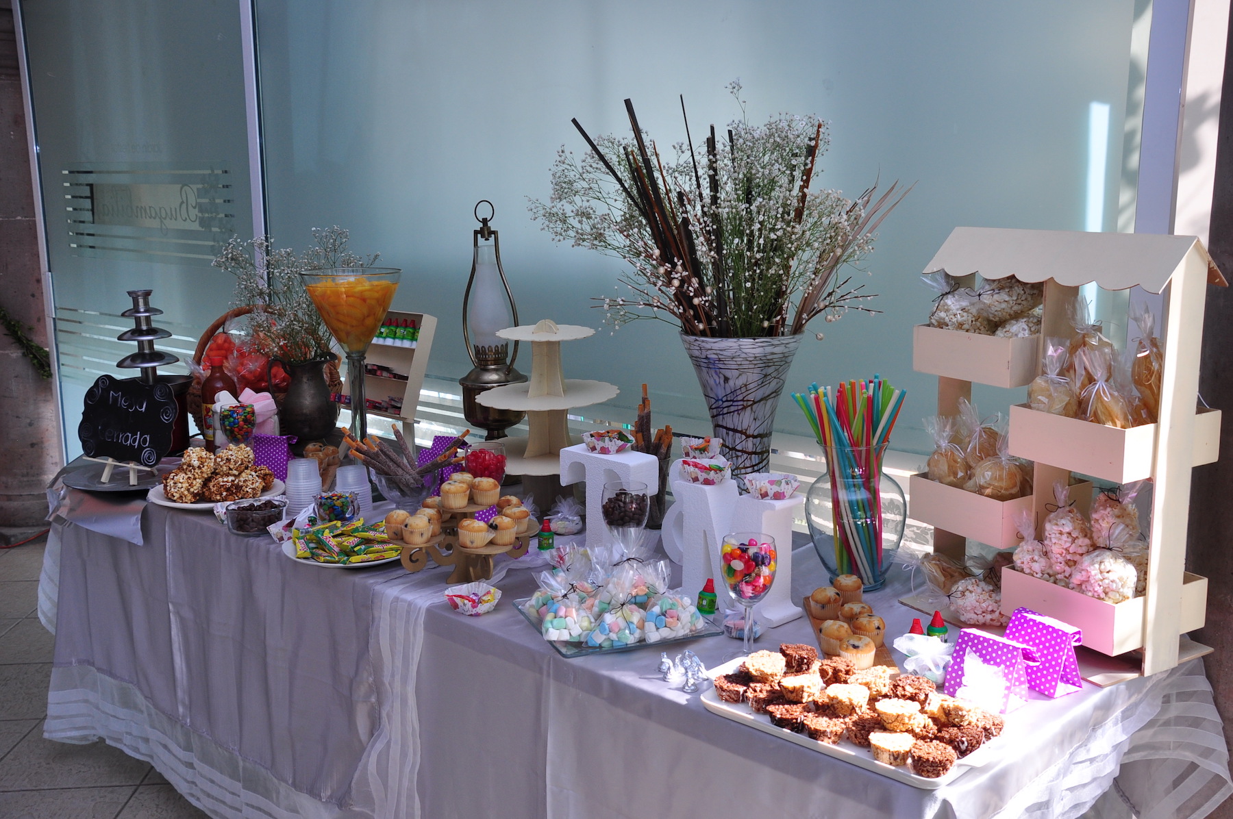 Mesa con dulces y bocadillos para los invitados.