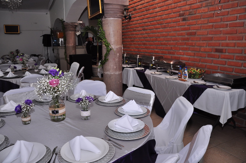 La mesa con buffet ofrece diferentes opciones de comida.