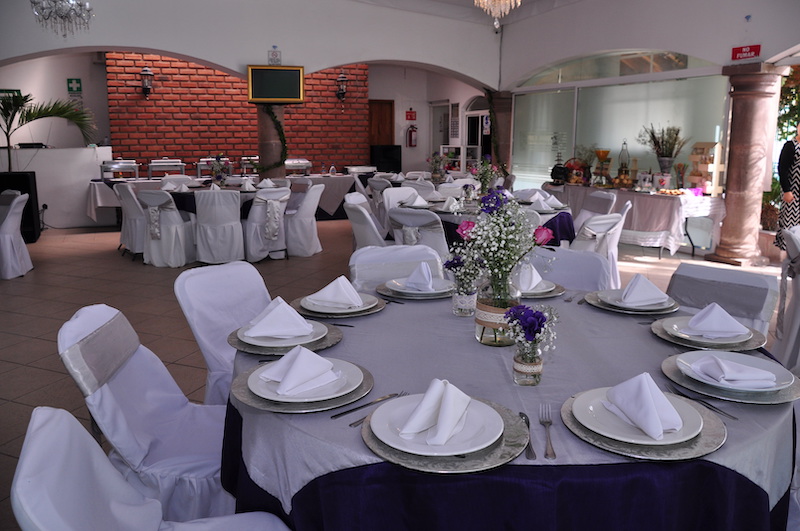 Mesas listas para comenzar la fiesta.